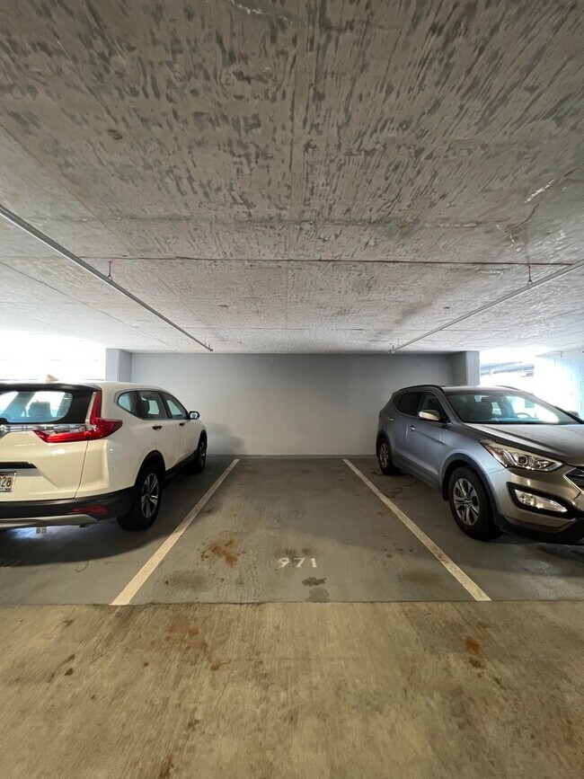 Building Photo - ** 2 BEDROOM 2 BATH** 2 covered PARKING, O...