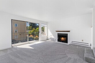 Building Photo - Spacious 1 Bedroom Apartment w/ Parking in Briercrest