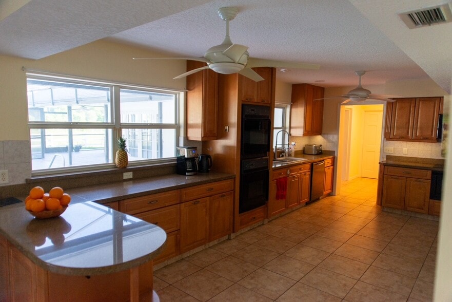 Building Photo - 315 Lazy Acres Ln