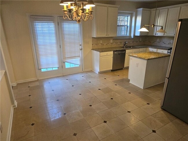 Building Photo - 2206 Creekway Dr