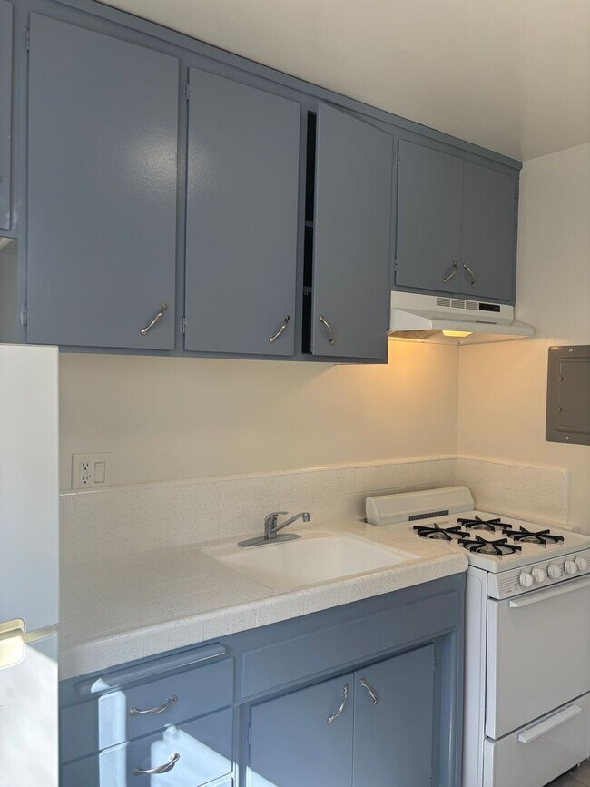 Building Photo - Spazier, 220 W