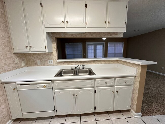 Building Photo - Foxchase Subdivision:  MOVE IN READY!!!!    1/2 OFF 1ST MONTH RENT W/12 MONTH LEASE!!  NEW CARPET...