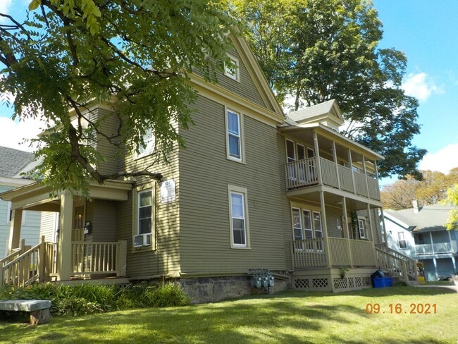Building Photo - Beautiful Upper Flat With Private Side Por...