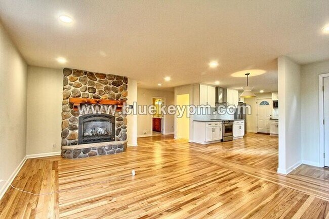 Building Photo - 3 Bed, 3 Bath Home with a LARGE 1/2 Acre Yard and Deck, Boathouse and 2 Bonus Rooms