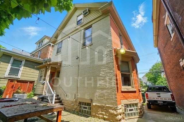 Building Photo - 2319 Victor St