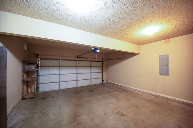 Building Photo - Beautiful home available today!