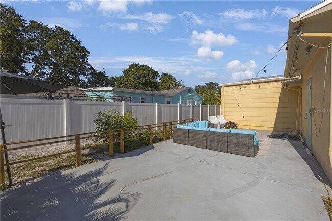 Building Photo - 702 Gray St S