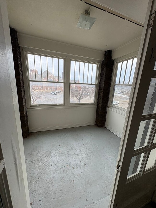 Building Photo - 608 Wellington St