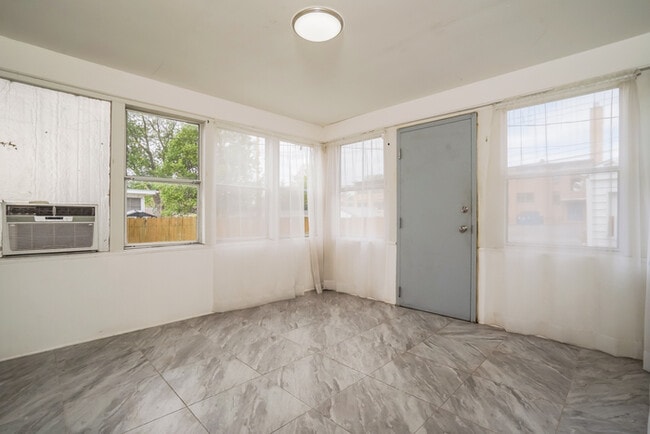 Building Photo - Fantastic 3bd/1ba home! Let yourself in!