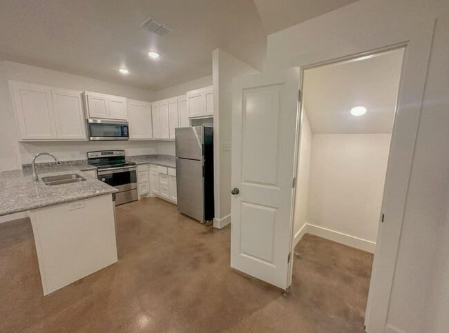 Building Photo - Beautiful Heart of Lubbock Duplex