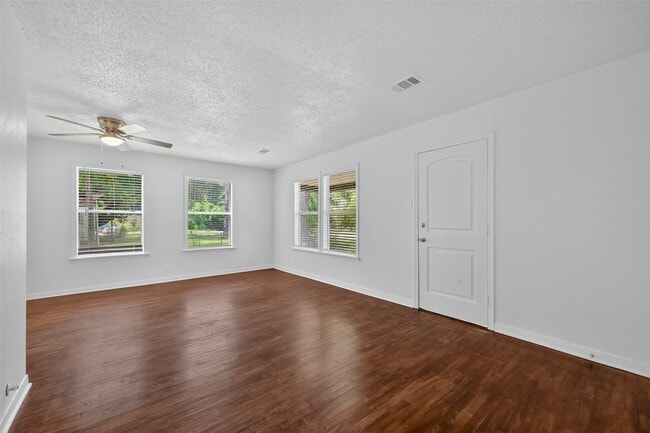 Building Photo - 7021 Oleander Ln