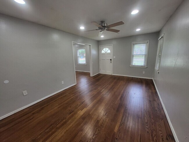 Building Photo - Remodeled 2 bedroom, 1 bathroom house in Capitol View neighborhood Edmond, OK with washer and dry...