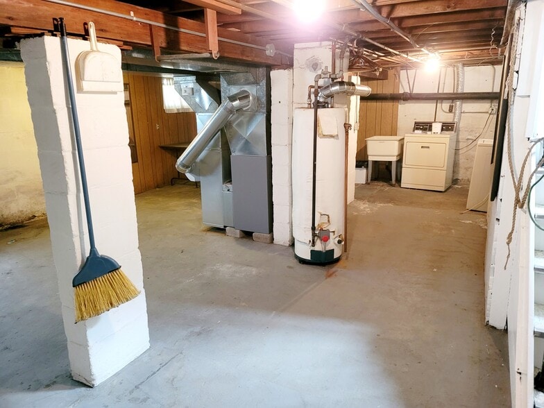 Basement/laundry - 3933 Homewood Ave
