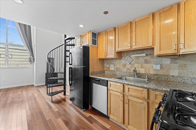 Building Photo - 108 Langton St