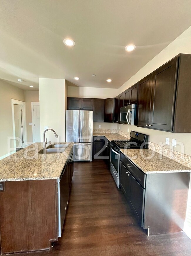 Building Photo - 3 Bedroom Townhouse in Olympia