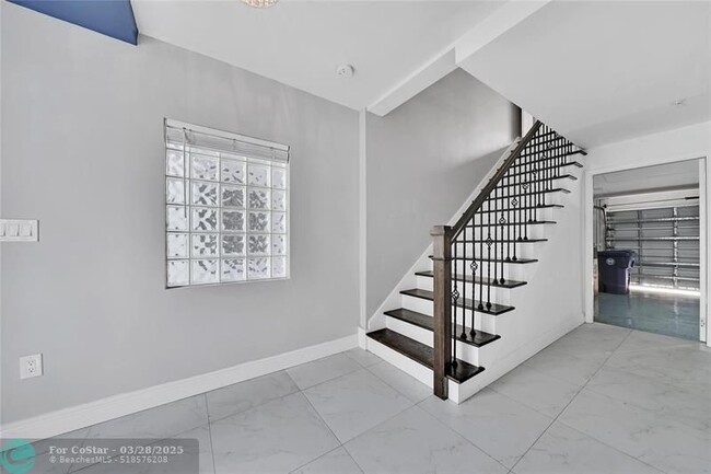 Building Photo - 2725 NE 8th Ave