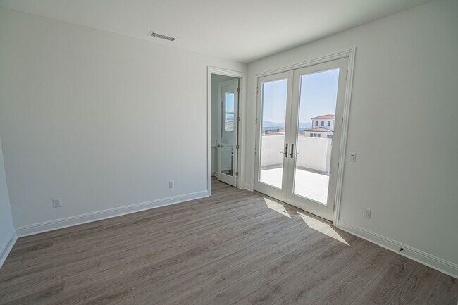Building Photo - Spacious 5-Bedroom Home with Community Ame...