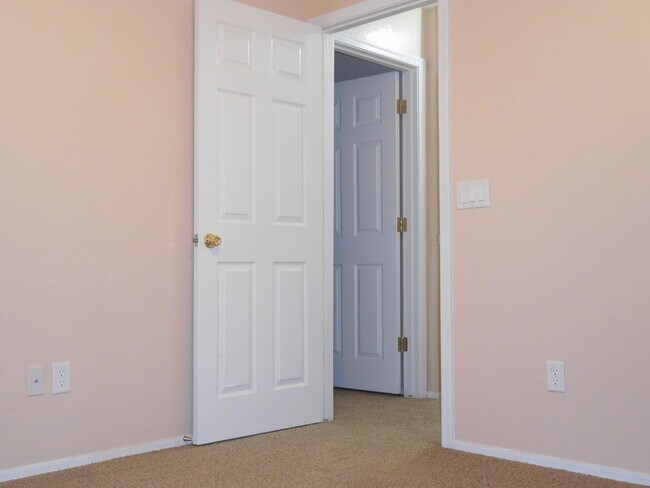 Building Photo - Amazing 4 bedrooms, 3 bathrooms house in P...