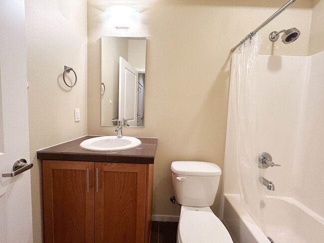 Building Photo - Spacious 3BR/3.5BA Townhome in Desirable E...
