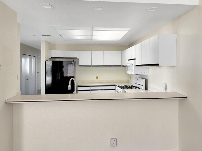 Building Photo - 2601 S Broadmoor Dr