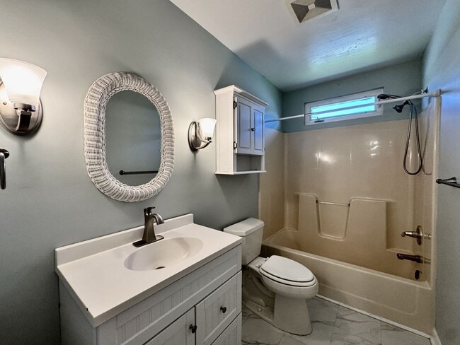 Building Photo - A Ranch Home In Great Neck!  Ready NOW!  P...