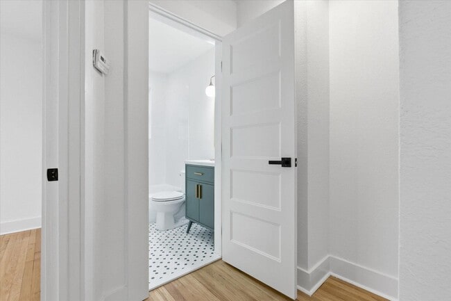 Building Photo - 421 E Jennings St