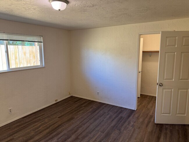 Building Photo - Updated 2-bedroom 1.5 bath duplex in Springfield!