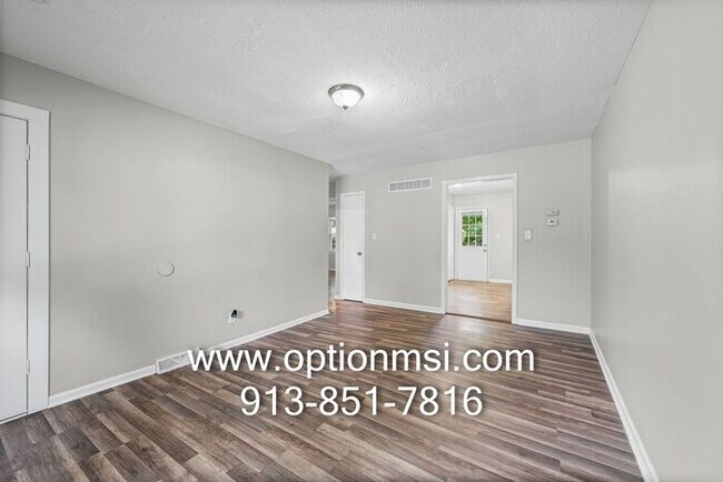 Building Photo - Very Spacious and ready for immediate move-in!!