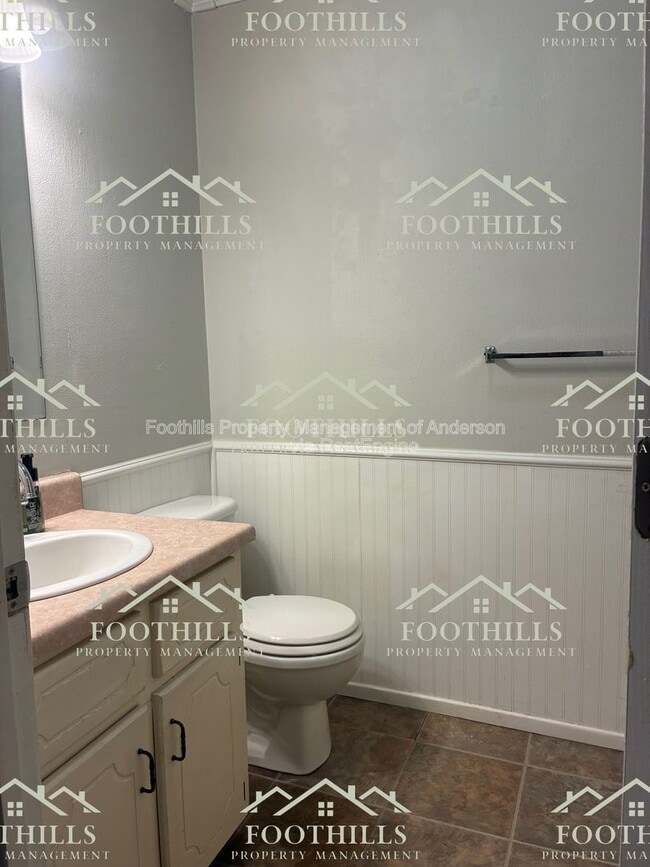 Building Photo - 303 Green Forest Dr