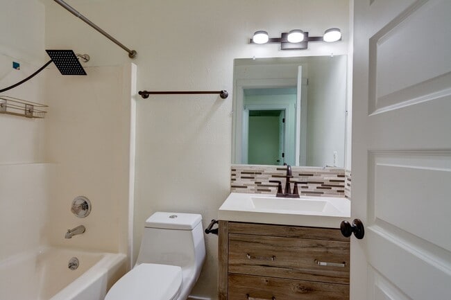 Building Photo - 3 Bedroom/2.5 bathroom townhouse centrally located Oak Harbor