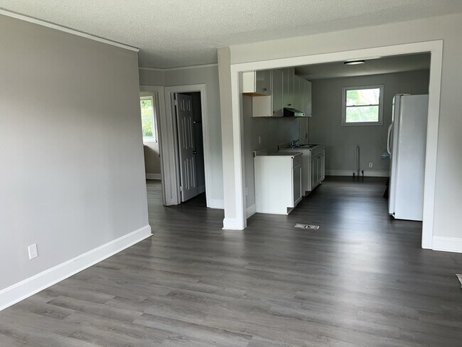 Building Photo - 2 Bedroom 1 Bathroom