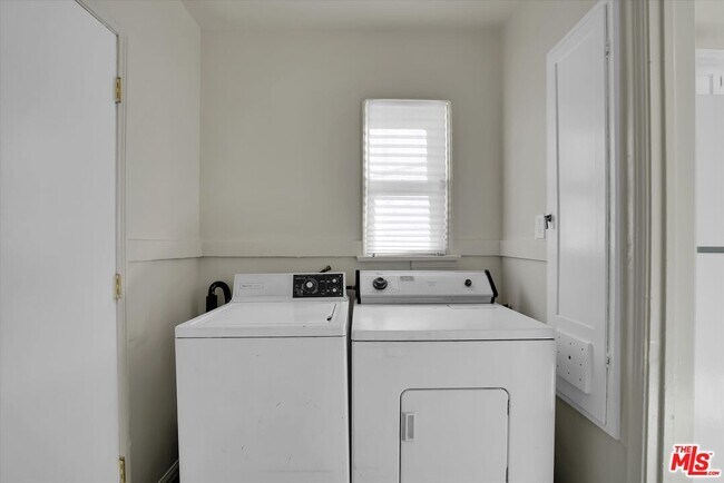 Building Photo - 3800 Roxton Ave