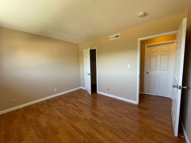 Building Photo - 3 Bedroom unit available in Hayward!