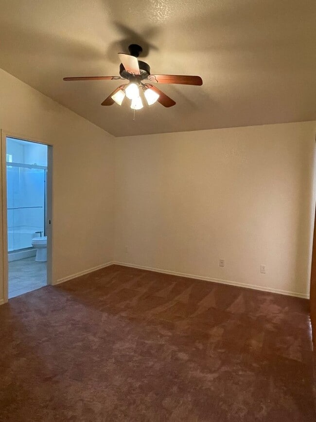 Building Photo - Move in ready, Call for a showing.