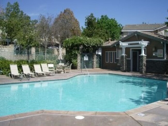 Building Photo - 2 Bedroom Townhome in Santa Clarita!