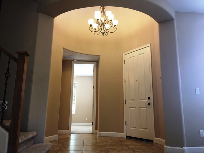 Building Photo - 300 W Wisteria Pl