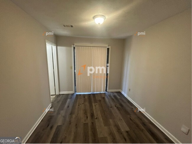 Building Photo - 667 Rae Dr SW