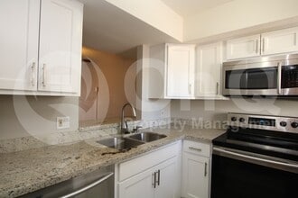 Building Photo - 2807 E Paradise Ln
