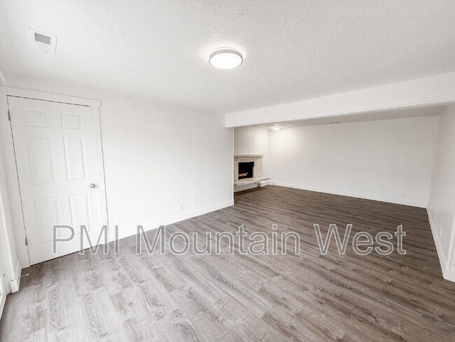 Building Photo - 1011 Claremont Dr