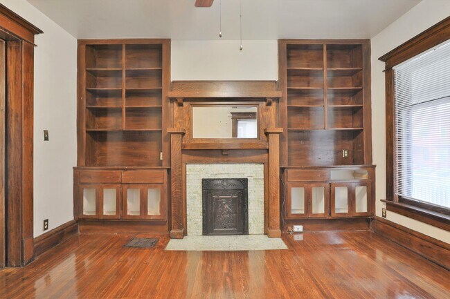 Building Photo - Large 5 Bedroom North Campus Townhouse - 1st house from High Street