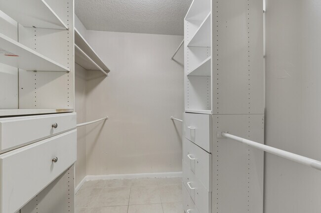 Building Photo - 138 Colly Way