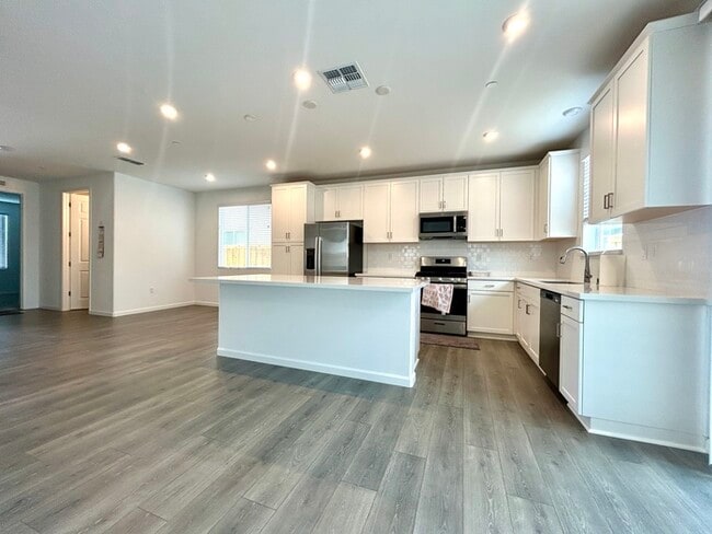 Building Photo - Beautiful Newer 4 Bedroom 3 Bathroom with ...