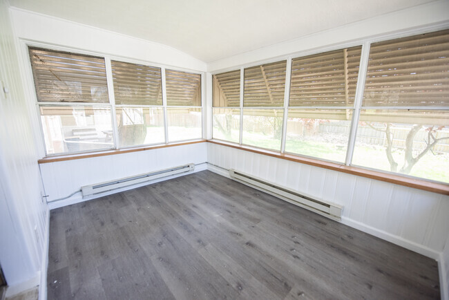 Building Photo - 5976 Hodgman Dr