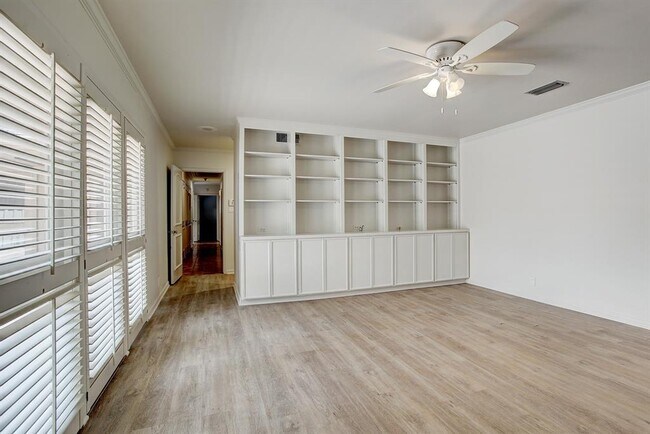 Building Photo - 6139 Chevy Chase Dr