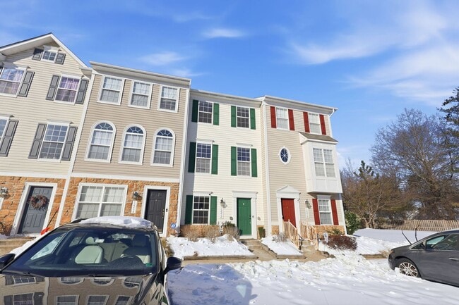 Building Photo - Unbeatable location near Lake Ridge Park and Marina, offering boating, fishing, wildlife and bird...