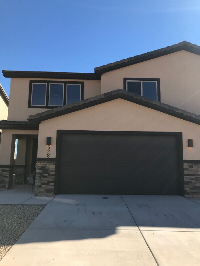 Building Photo - "Spacious 4-Bedroom Townhouse in Hurricane...