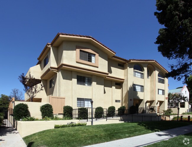 Building - Holliston Apartments - Pasadena, CA