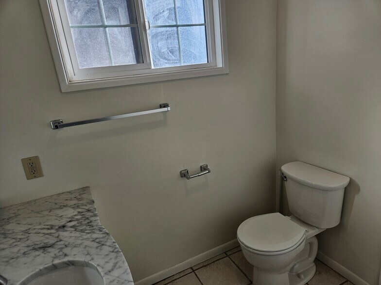 Building Photo - 9966 Glencrest Cir