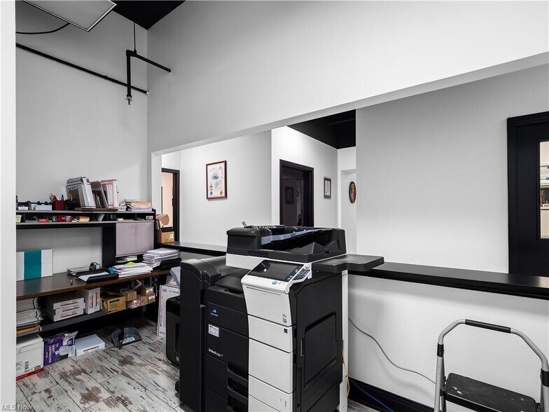 Building Photo - 408 W Saint Clair Ave