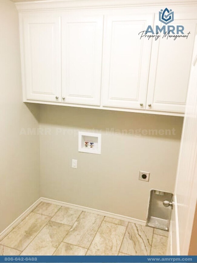 Building Photo - Spacious & Modern 2-Bedroom Townhome